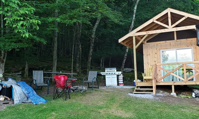 Jeffersonville Kabine | Cabin by the Rocks 12 x12 rustic cabin