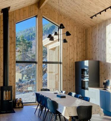 Luster Haus | Cabin Embraced By Extrairdinary Nature