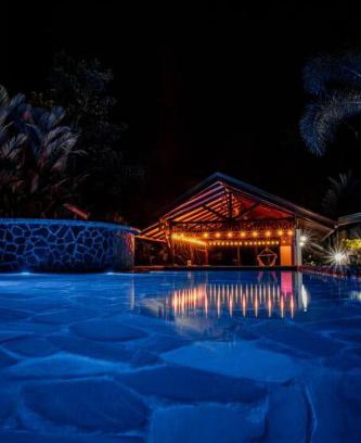 Palma Wohnung | Cabin Featuring Jacuzzi and Pool in La Fortuna