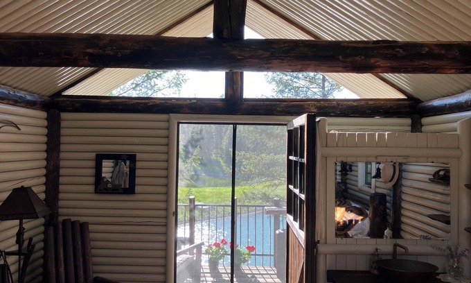 Kalispell Kabine | Cabin in the trees on a private pond with WiFi