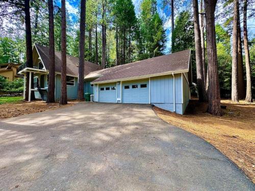 Pollock Pines Haus | Cabin in the Trees-Game Room