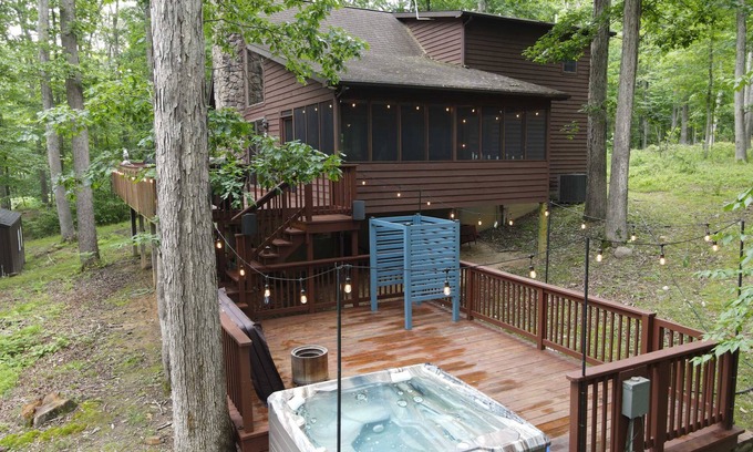Great Cacapon Kabine | Cabin in the Woods w/ Hot Tub