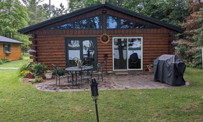 Phillips Kabine | Cabin on Soo Lake. Enjoy the views of the lake 66' from water's edge.