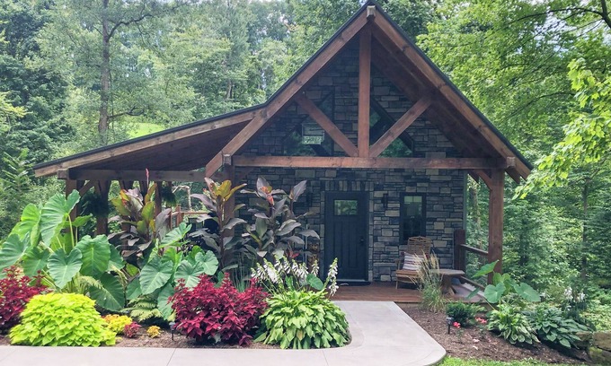 Stone Creek Kabine | Cabin Retreat on quiet back road in Amish Country with hot tub