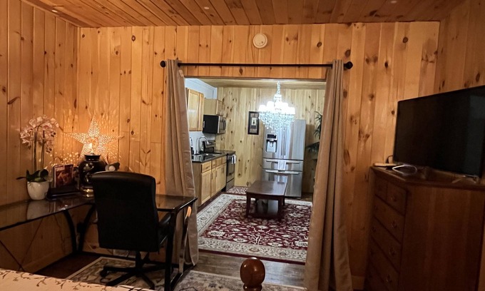 Lansing Wohnung | Cabin style w/private entrance - 5 min to FRIB, MSU, McLaren and Sparrow