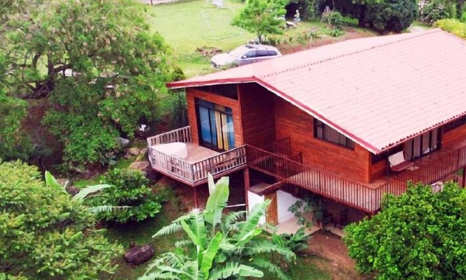 Atenas Kabine | Cabin surrounded by nature at ground level with terrace