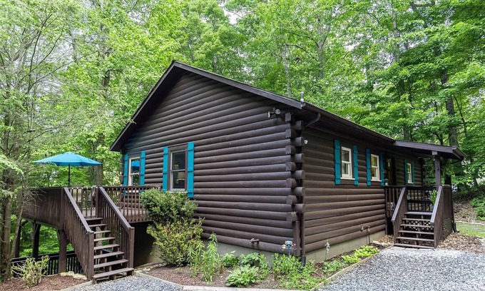 Wolf Laurel Kabine | Cabin w/ Hot Tub, EV Charger, Cent A/C mins to Ski Resort & Trails, Paved Rd
