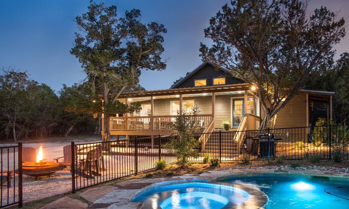 Ingram Haus | Cade Loop Hideaway-3/2 bietet Platz für 8 HotTub / Tauchbecken / Private Guadalupe Riverfront