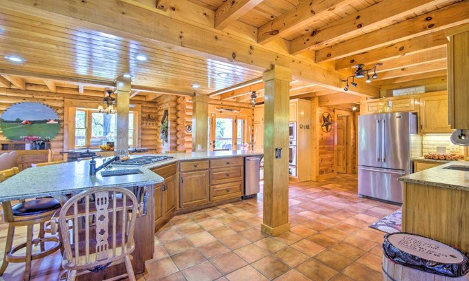 Calhoun Haus | Calhoun Cabin with River View and Wraparound Deck