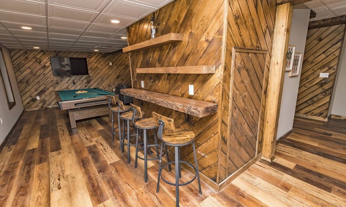 Cresco Haus | GOLF,Firepit,Hottub,Linens,Casino,Camelback,Kalahari!!