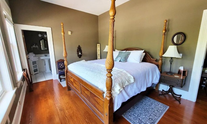 Gainesville Bed & Breakfast | Camellia Rose Inn- King Room Southern Charm