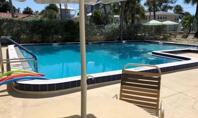 Pass-a-Grille Eigentumswohnung | Camelot by the Sea by Liberte'