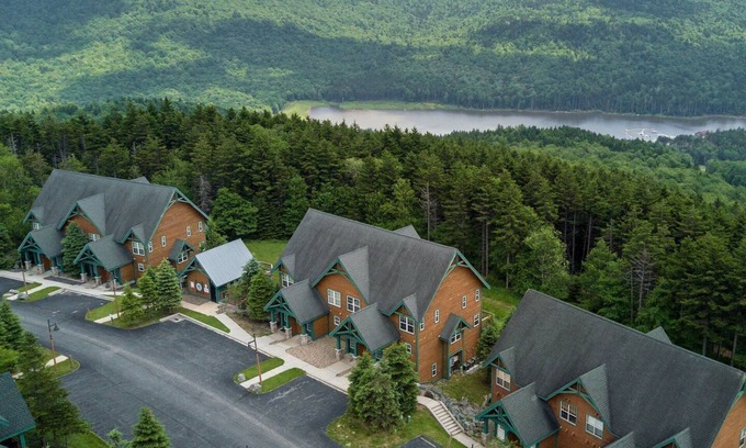 Snowshoe Haus | 2 Schlafzimmer, 2. 5 Bäder: Ski In / Ski Out. Gaskamin. Lager 4 Whirlpool. Master Schlafzimmer: Pillowtop Que