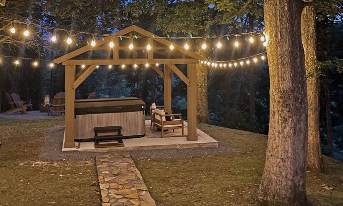 Williamstown Kabine | Campfire Creek Cottage | Toccoa River Access Cottage-Hot Tub-Wifi