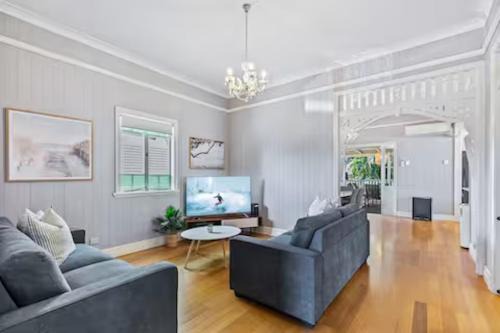 Camp Hill Haus | Camphill Retreat - 3BD, 7Km to Brisbane CBD