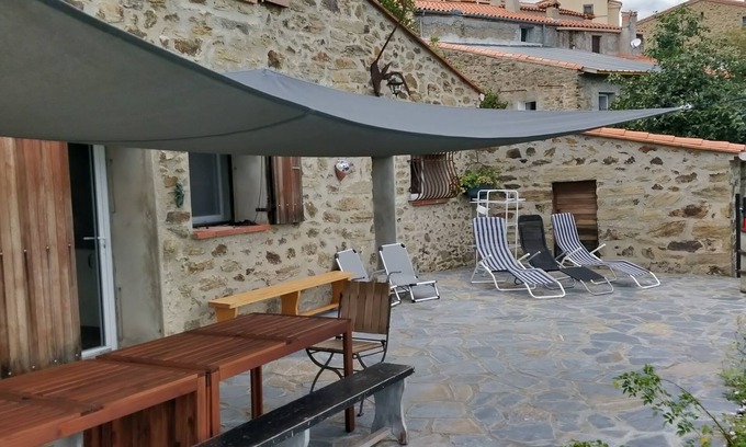 Taulis Haus | Can Poujol, enjoying the sun with friends and family in a peaceful setting