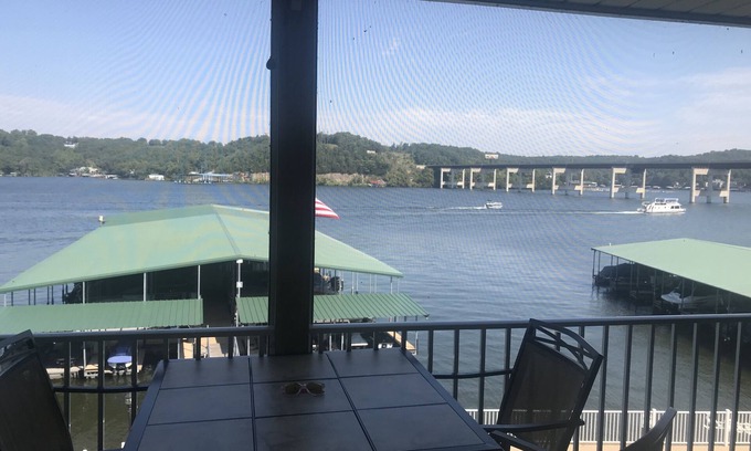 Camdenton Eigentumswohnung | Can't Beat the View!