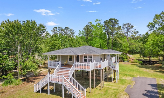 Conway Haus | Canal Waterfront River Cottage - 15 Miles from Myrtle Beach