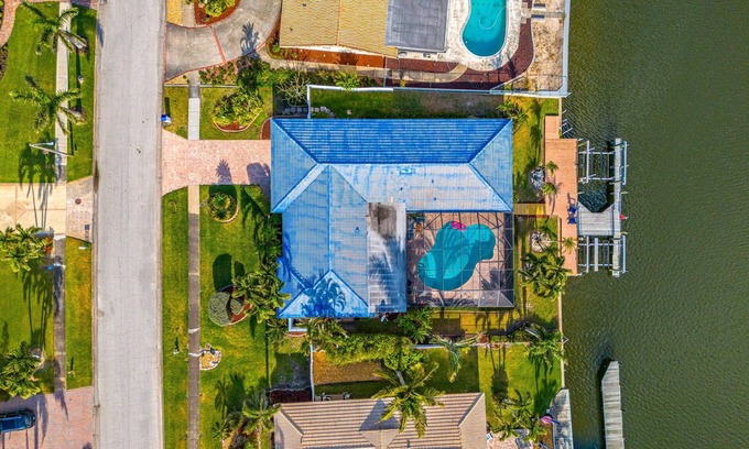 Cocoa Isles Haus | Casa De Olas Waterfront Luxe Home Heated Pool Boat Lift Minutes to Beach