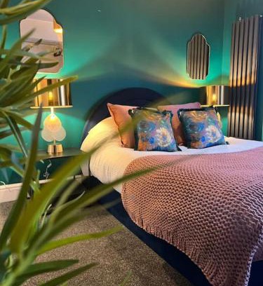 Pontrilas Haus | Canalside Terrace-Boutique Stay Worcester City