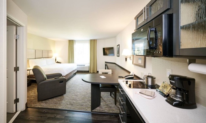 Lenexa Hotel | Candlewood Suites Lenexa - Overland Park Area by IHG