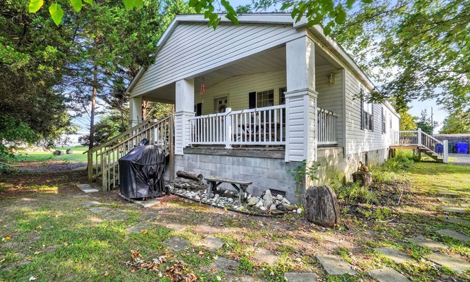 Bowers Beach Haus | Captain's Cottage- Walking distance to beach, 10 Mins to DE Turf