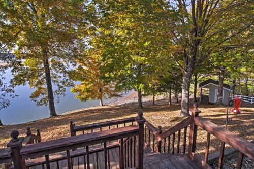 Cadiz Haus | Captivating Cadiz Hideaway with Deck on Lake Barkley