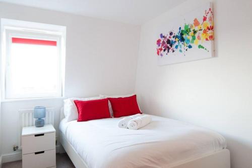 Burton on Trent Wohnung | Caribou Suite-Bright & Spacious 2-Bed, Gated Parking, Close to City & Hospital