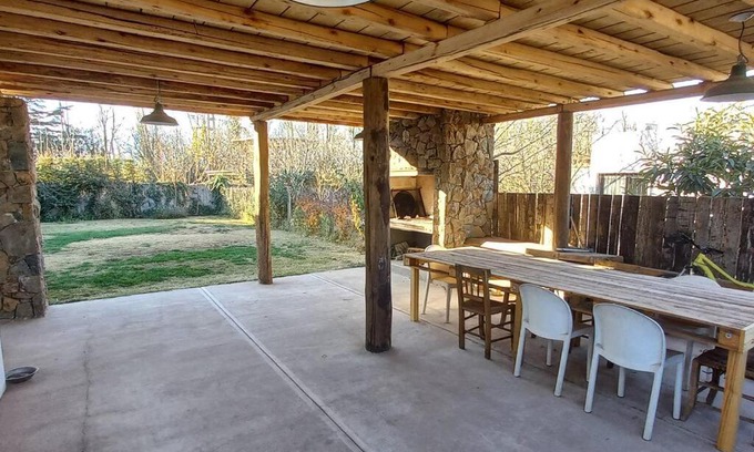 Maipu Haus | Casa alegre con chimenea interior