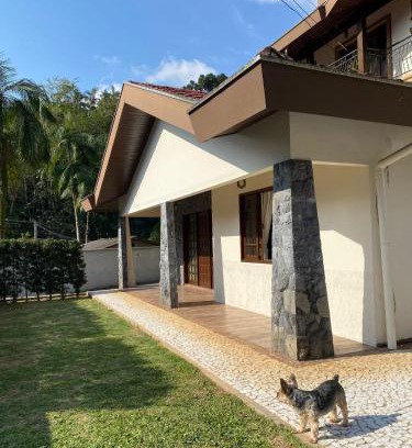 Primeiro de Maio Haus | Casa ampla com área externa e estacionamento