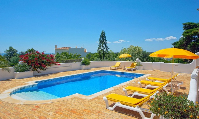 Carvoeiro Villa | Casa Buganvila mit panoramischem Meerblick in Wohngegend