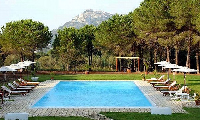 Castellabate Haus | Casa Cedrina C: Eine gemütliche Wohnung, die Teil einer von viel Grün umgebenen Villa ist.