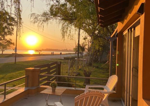 Chascomus Haus | Casa Chalet "La Roja" -vista a la laguna!-