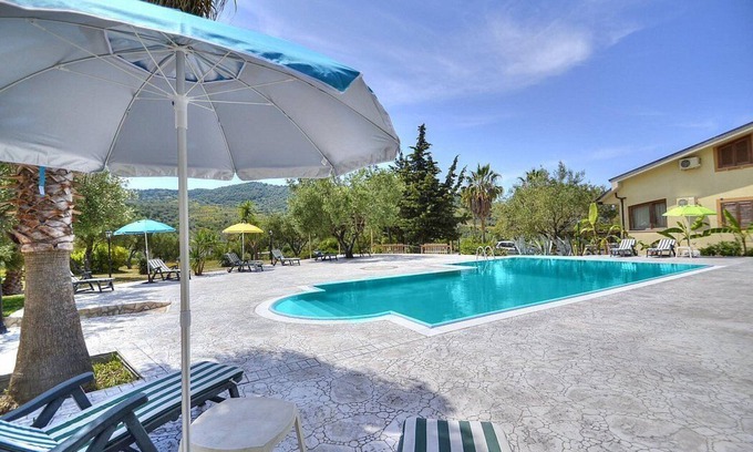 Ascea Haus | Casa Clelia F: A welcoming apartment surrounded by the greenery.