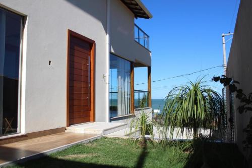 Iriri Haus | Casa com mezanino, de frente para o mar