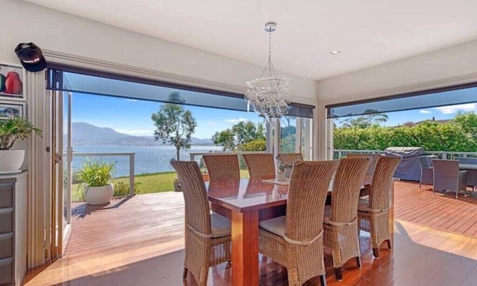 Tranmere Haus | "Casa Con Vista" Luxury Waterfront Home Sleeps 10.