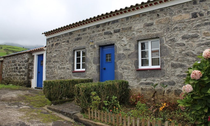 Nordestinho Hütte | Casa da Burra - Es ist ein ländliches Haus aus Basaltstein.