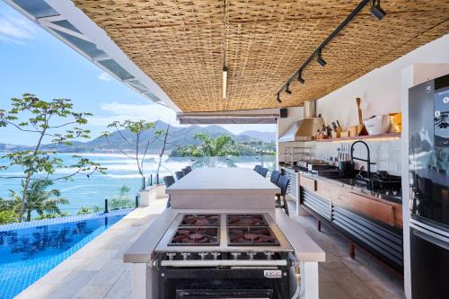 Tenorio Haus | “Casa de alto padrão com ampla vista para o mar.”