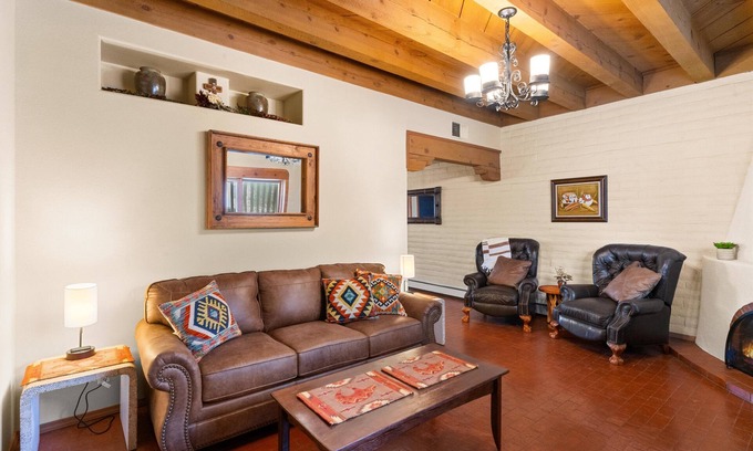 West Old Town Haus | Casa de Kokopelli - Get a sense of the "New Mexico True" feel!