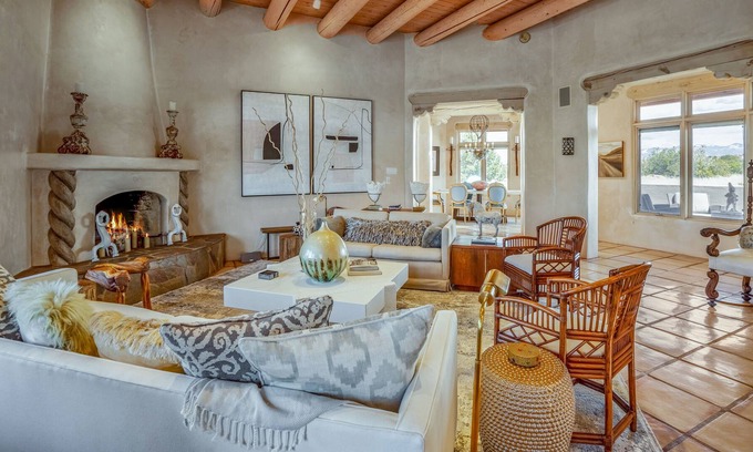 La Tierra Haus | Casa de las Vistas | Stunning Mountain Views | Designer Decor | MONTHLY