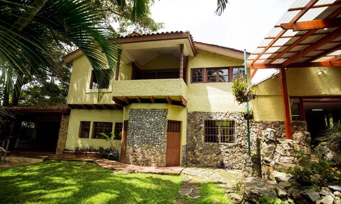 Santa Teresa Haus | Casa de Piedra Escazú
