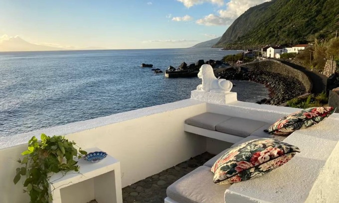 Santo Antao Haus | Casa de São João - Oceanfront 3BR/3BA Sunset View - Fajã de São João, São Jorge