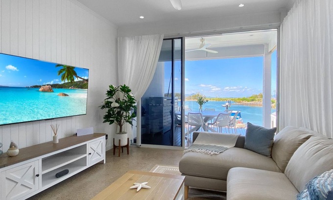 Nelly Bay Haus | Casa del Sol – A spacious tropical retreat with stunning water and mountain views