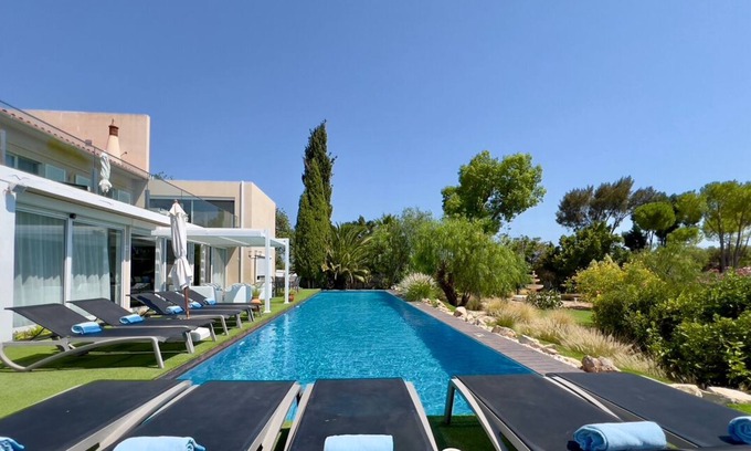 Chao de Cevada Villa | Spacious 5-bedroom villa in enjoyable Estoi with AC, fitness room, WiFi