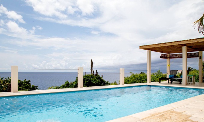 Sabadeco Villa | Neu renovierte Ocean Front Villa! Friedlich und privat!