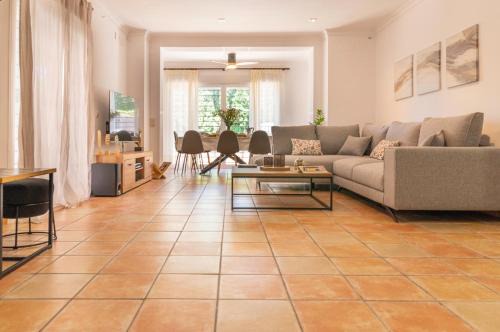 Las Jaras Haus | Casa familiar junto al Lago de la Encantada con zona de juegos, BBQ y cine