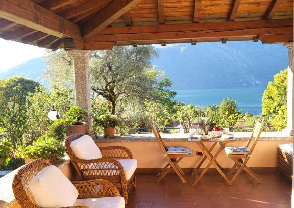 Tremezzo Wohnung | Casa Intignano - Camera con bagno e portico vista lago