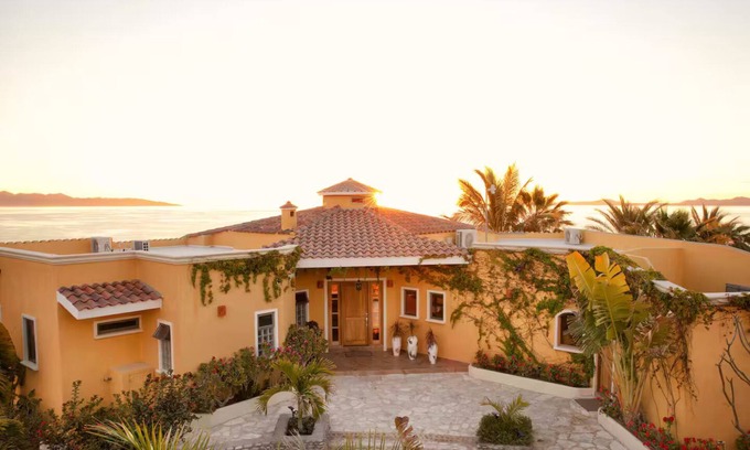 El Sargento Haus | Casa Kalalita – 5 BDR Oceanfront Retreat in El Sargento with Casita