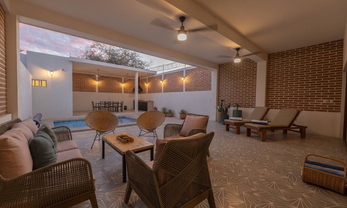 La Paz Haus | Casa La Paz with pool, patio and bbq grill
