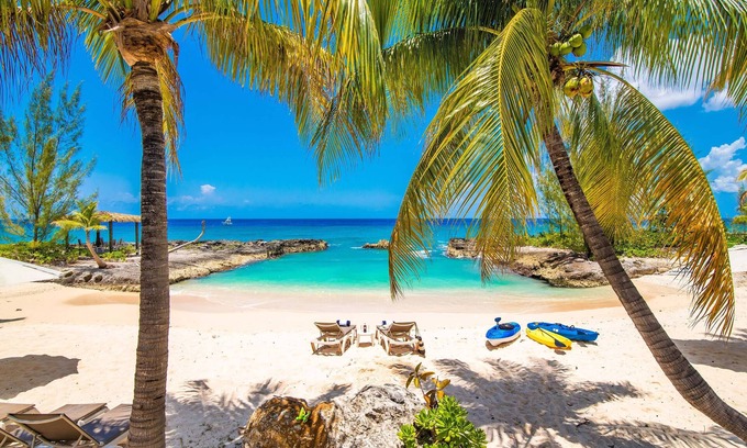 George Town Haus | Casa Luna 16: Luxe Resort South of Seven Mile Beach w/Pool, Heated Spa, & Beach Cove
